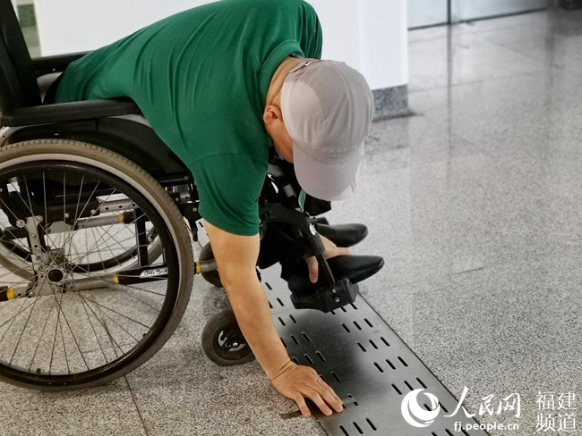 郭兵在測量地鐵站內(nèi)的濾水箅子
