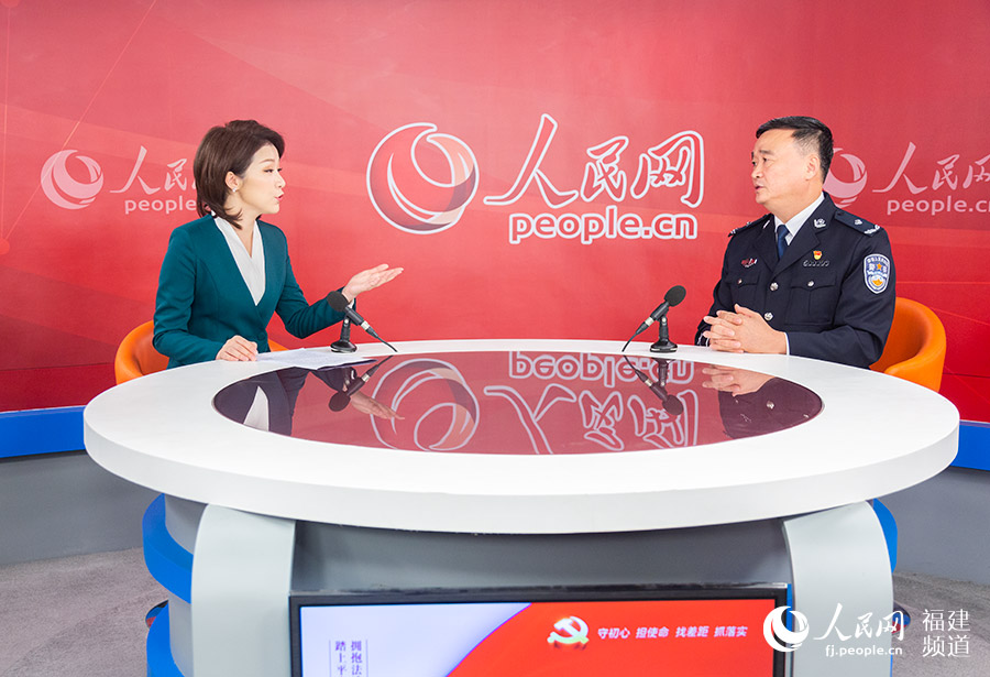 莆田市公安局黨委委員、副局長、政治部主任陳忠做客人民網(wǎng)福建演播室 焦艷攝