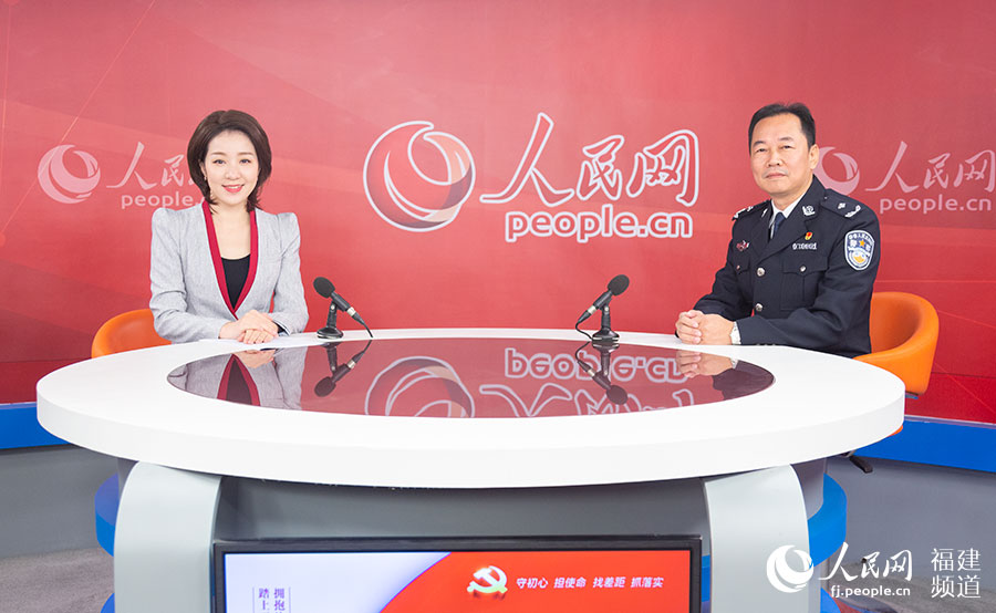 平潭綜合實(shí)驗(yàn)區(qū)黨工委委員、公安局局長許標(biāo)旗做客人民網(wǎng)福建演播室 焦艷攝