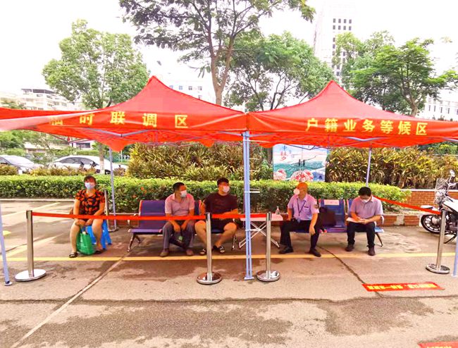 海滄區(qū)信訪局、人社局勞動(dòng)保障監(jiān)察大隊(duì)等政府工作人員在嵩嶼派出所，為當(dāng)事雙方進(jìn)行調(diào)解。海滄區(qū)勞動(dòng)保障監(jiān)察大隊(duì)供圖