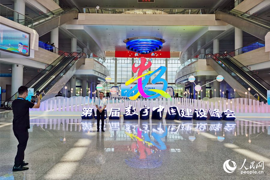 22日，第五屆數(shù)字中國成果展覽會吸引不少群眾來打卡。人民網(wǎng) 劉卿攝