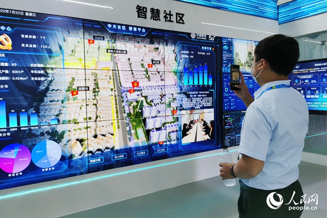 第五屆數(shù)字中國(guó)建設(shè)成果展覽會(huì)上，科技成果應(yīng)用引市民駐足。人民網(wǎng) 劉卿攝