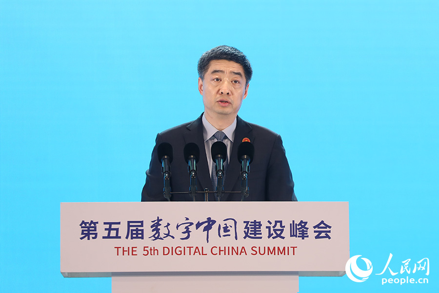 華為輪值董事長胡厚崑在峰會主論壇作主旨演講。人民網(wǎng) 陳永整攝