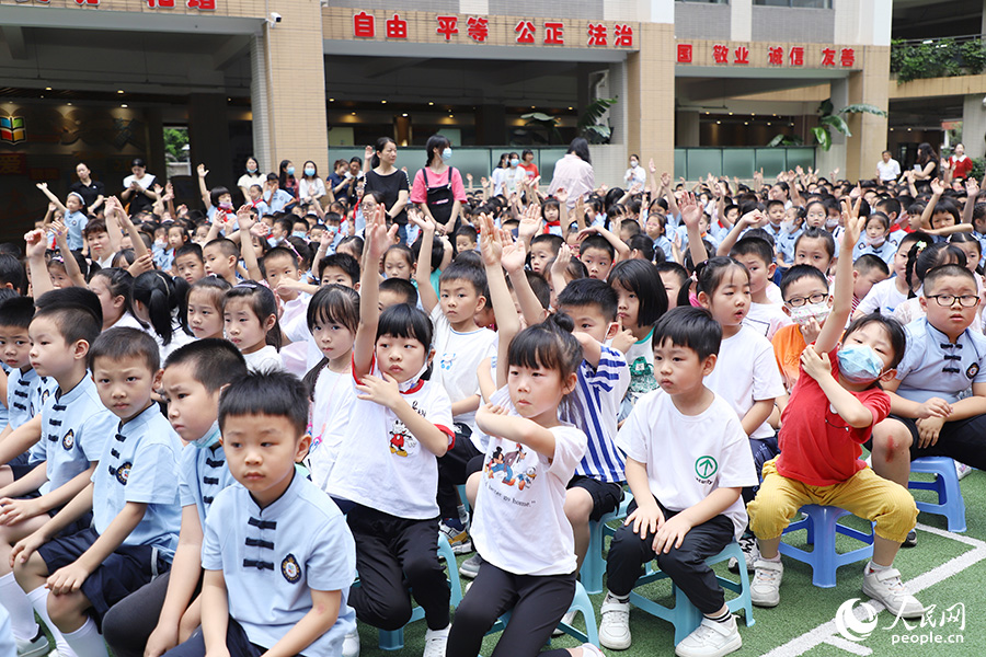 01小學(xué)生們正踴躍舉手參與節(jié)水互動問答。人民網(wǎng)-陳永整攝