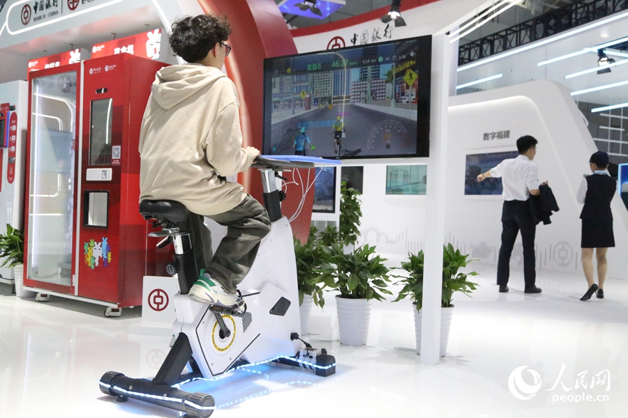 發(fā)電運(yùn)動(dòng)單車(chē)既可健身，又可儲(chǔ)存電能，同步給電子產(chǎn)品充電。人民網(wǎng) 葉青卿攝