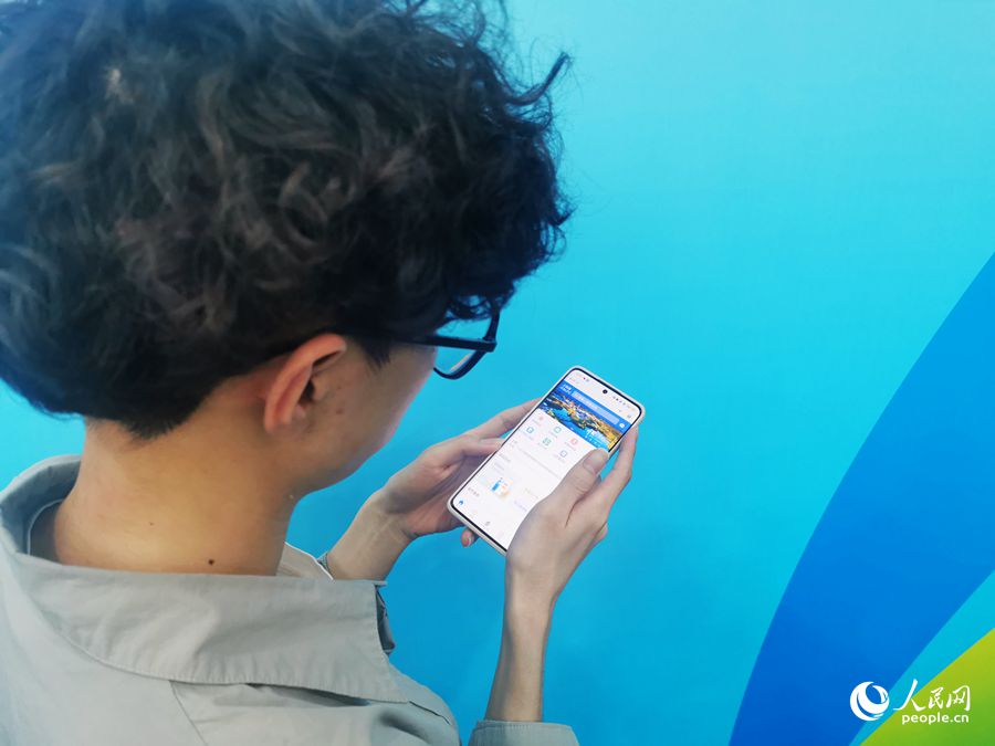 觀展者正在體驗“杭好辦”小程序。人民網(wǎng) 葉青卿攝
