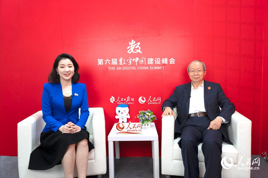 彭森接受人民網(wǎng)專訪。人民網(wǎng) 蘭志飛攝