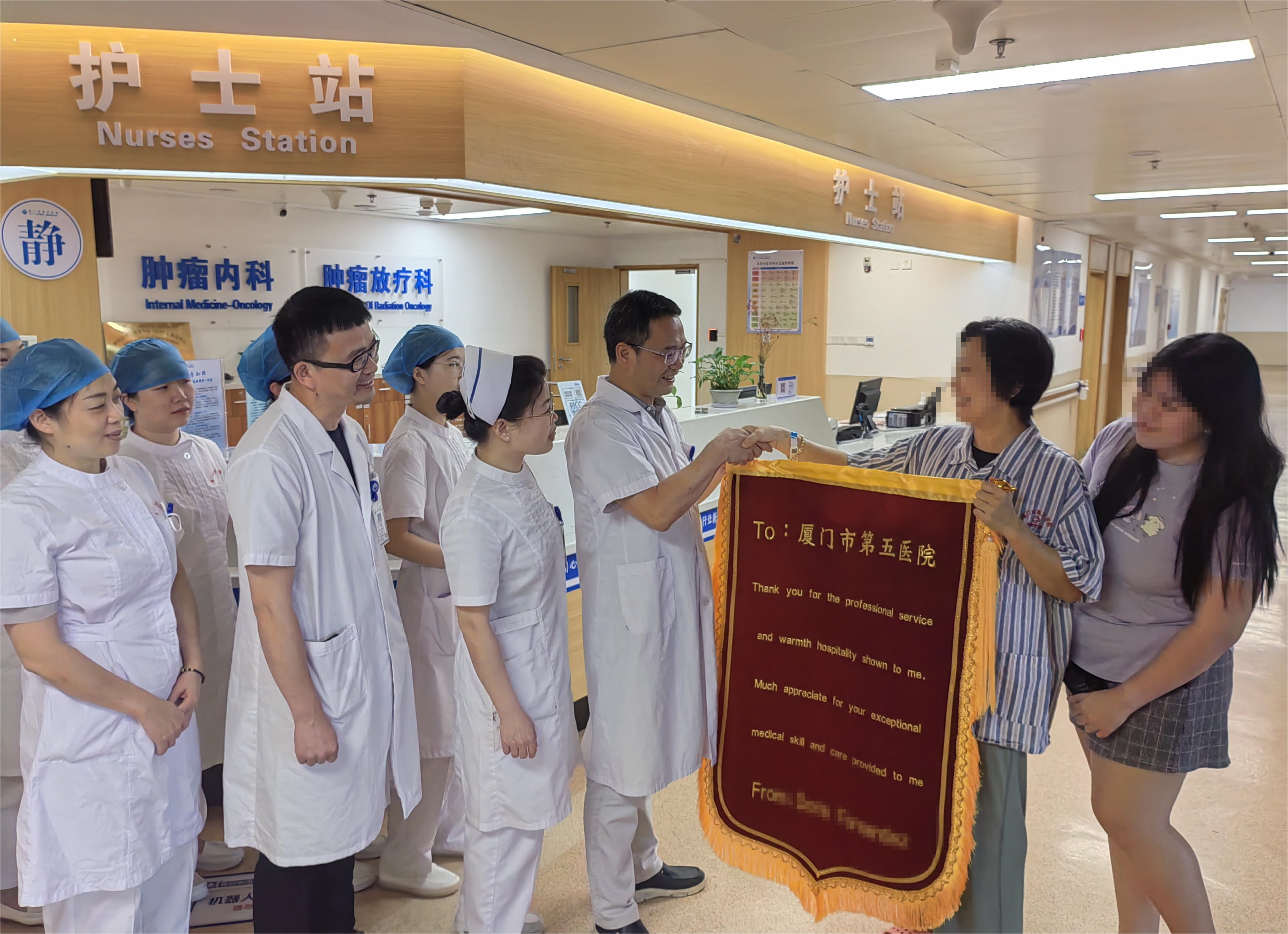 已康復的菲律賓患者向醫(yī)院贈送錦旗。廈門市第五醫(yī)院供圖