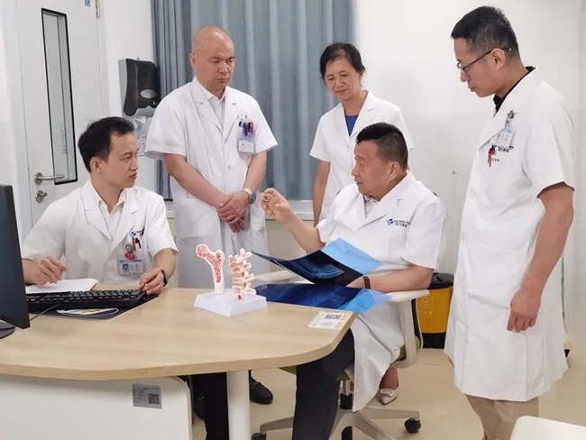 張長青教授現(xiàn)場帶教。