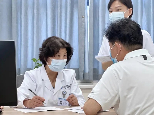 賈偉平院士現(xiàn)場看診。