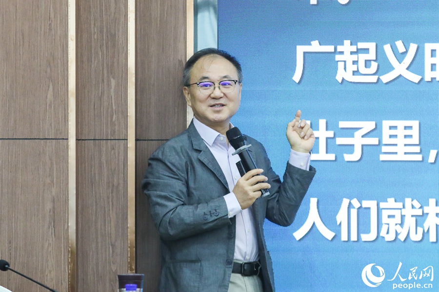 胡正榮進行《加快媒體深度融合 建設全媒體傳播體系》專題報告。人民網記者 林盈攝