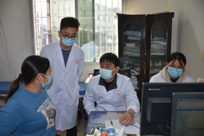 市級專家名醫(yī)到華安縣沙建鎮(zhèn)中心衛(wèi)生院接診。華安縣沙建鎮(zhèn)人民政府供圖
