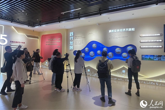 參賽記者在晉江經(jīng)驗館展廳參觀。人民網(wǎng) 謝星宇攝