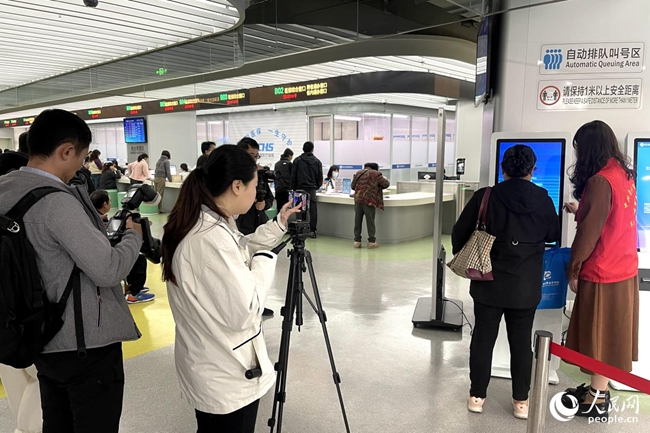 參賽記者在晉江市政務服務中心拍攝取材。人民網(wǎng) 謝星宇攝