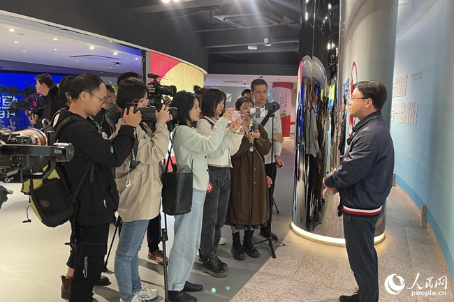 參賽記者在恒安集團集中采訪業(yè)務骨干。人民網(wǎng) 謝星宇攝