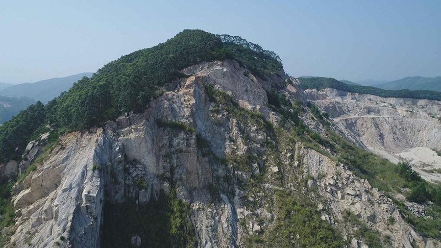 漳州臺商投資區(qū)獅山-周福廢棄礦山修復(fù)前，巖層裸露。漳州臺商投資區(qū)自然資源局供圖