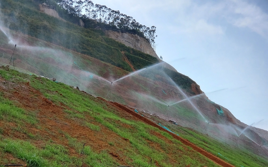 獅山-周福廢棄礦山邊坡綠化主要采用噴播植草，從而提高植被存活率、覆蓋率。漳州臺(tái)商投資區(qū)自然資源局供圖