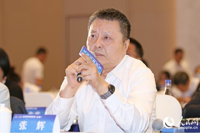 張輝在數字文旅賽道決賽時進行提問。人民網 李昌乾攝