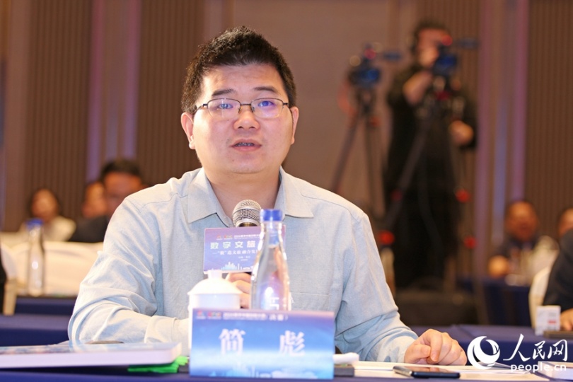 簡彪在數字文旅賽道決賽時進行提問。人民網 李昌乾攝