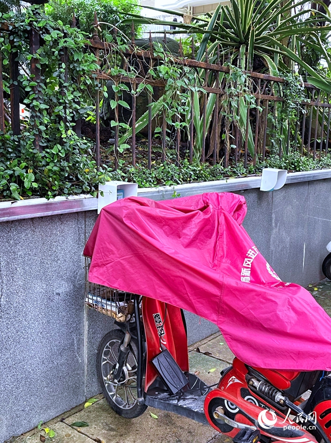 福州市鼓樓區(qū)五鳳山莊三期13號(hào)樓前設(shè)置了簡(jiǎn)易充電設(shè)備。人民網(wǎng) 劉寶琴攝