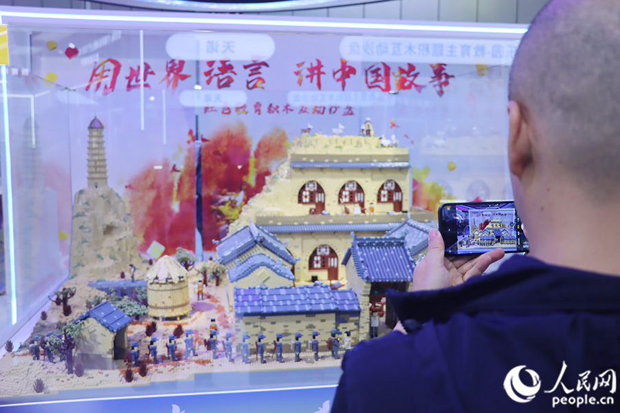 網(wǎng)龍網(wǎng)絡(luò)公司首次展出的教育主題積木交互沙盤項目吸引觀眾拍照“打卡”。人民網(wǎng) 黃東儀攝