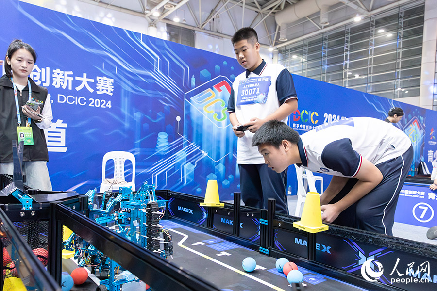 2024數(shù)字中國創(chuàng)新大賽青少年AI機(jī)器人賽道決賽在福建福州舉行。人民網(wǎng)記者 焦艷攝