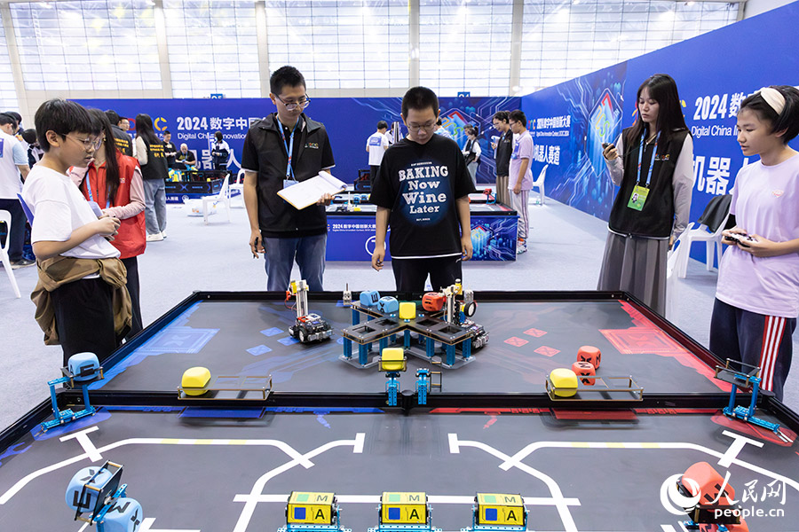 02-2024數(shù)字中國創(chuàng)新大賽青少年AI機(jī)器人賽道決賽在福建福州舉行。人民網(wǎng)記者-焦艷攝