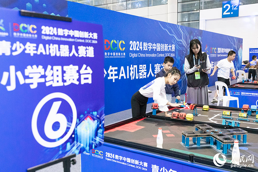 10人工智能機(jī)器人小學(xué)組比賽現(xiàn)場。人民網(wǎng)記者 焦艷攝