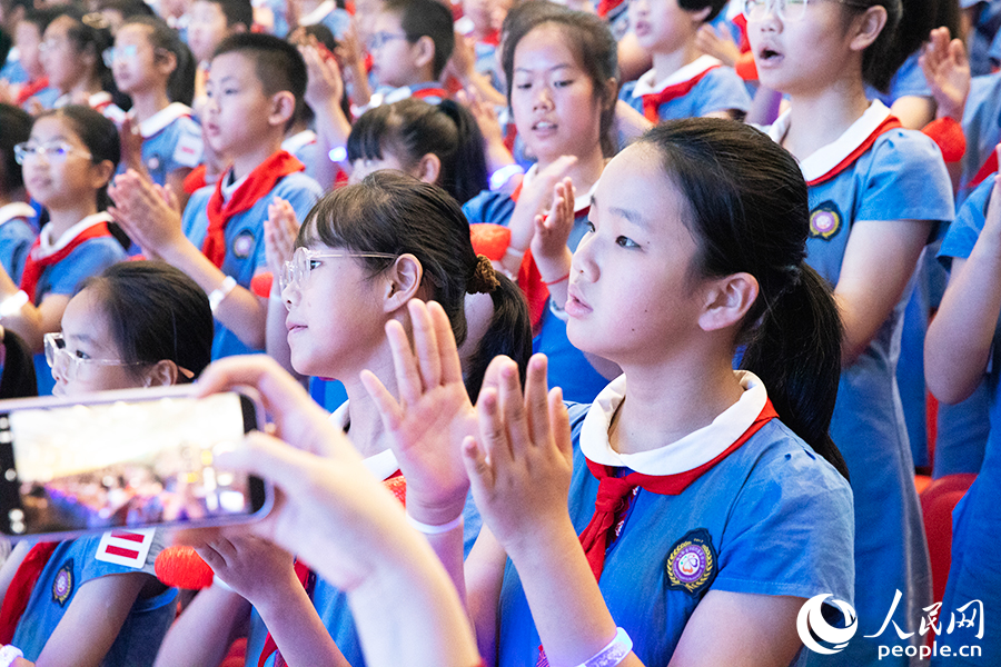 現(xiàn)場(chǎng)的小觀眾們觀看節(jié)目。人民網(wǎng)記者 焦艷攝