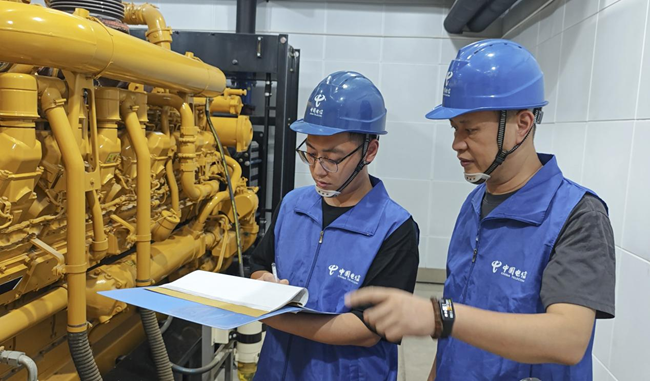 檢測(cè)油機(jī)房設(shè)備。福建電信供圖