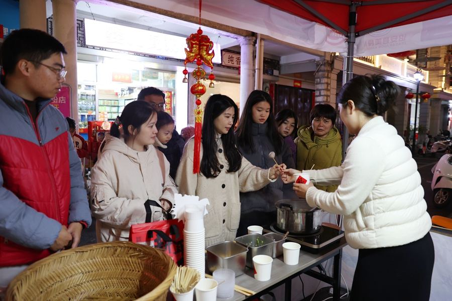 市民游客在品嘗當(dāng)?shù)靥厣〕?。詔安縣委宣傳部供圖