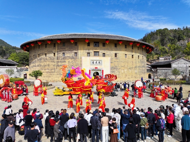 巨型彩翼靈鳳。龍巖市融媒體中心供圖