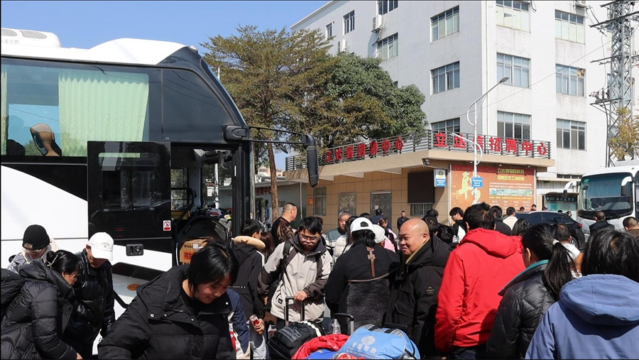 漳州首輛返崗復(fù)工專車駛?cè)腴L(zhǎng)泰經(jīng)濟(jì)開發(fā)區(qū)。長(zhǎng)泰區(qū)融媒體中心供圖
