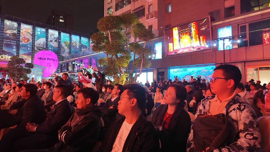晚會(huì)現(xiàn)場(chǎng)，眾多居民前來觀看。龍文區(qū)融媒體中心供圖
