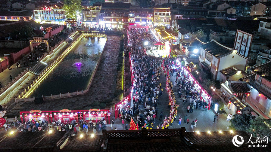 燈謎會(huì)現(xiàn)場。人民網(wǎng) 李昌乾攝