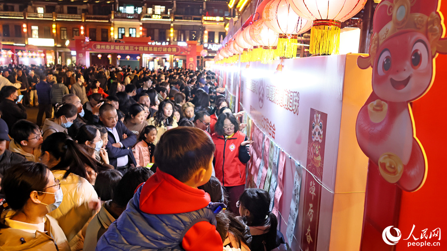市民游客紛紛加入競猜行列。人民網(wǎng) 李昌乾攝