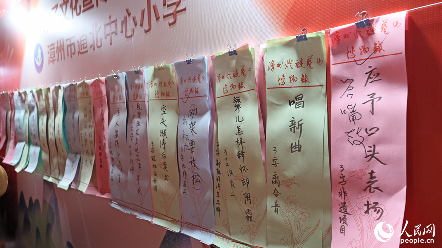 會(huì)猜活動(dòng)共懸掛謎條5200多條。人民網(wǎng) 李昌乾攝