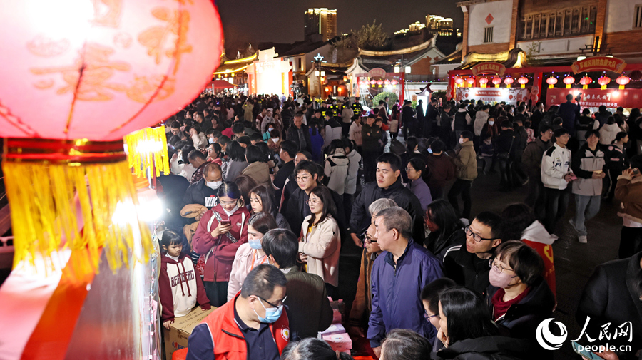 現(xiàn)場氣氛熱烈，市民游客紛紛駐足。人民網(wǎng) 李昌乾攝