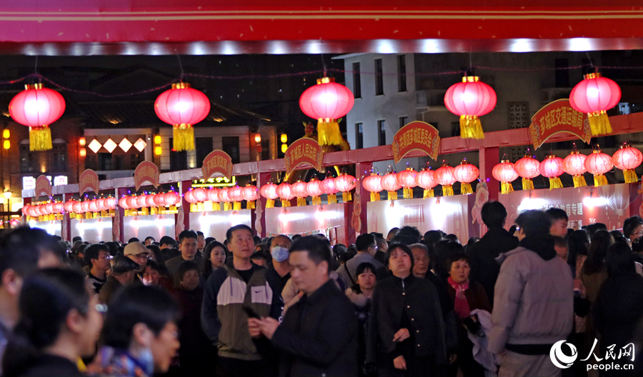 傳統(tǒng)燈籠照亮節(jié)日夜晚，喜慶祥和。人民網(wǎng) 李昌乾攝