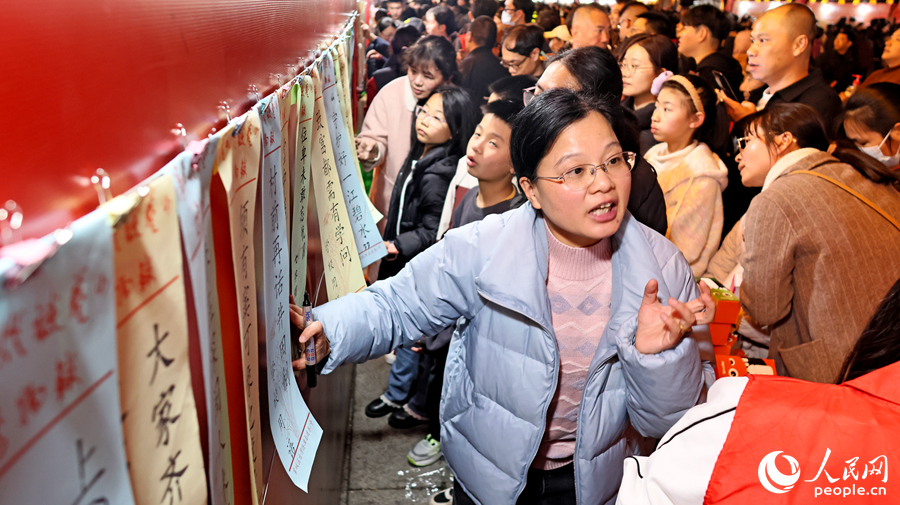市民游客積極參與燈謎會(huì)猜活動(dòng)。人民網(wǎng) 李昌乾攝