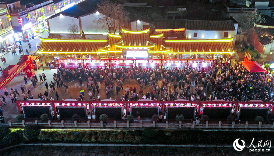 漳州市基層燈謎會(huì)猜活動(dòng)已連續(xù)舉辦34屆，成為當(dāng)?shù)氐奈幕⑹?。人民網(wǎng) 李昌乾攝