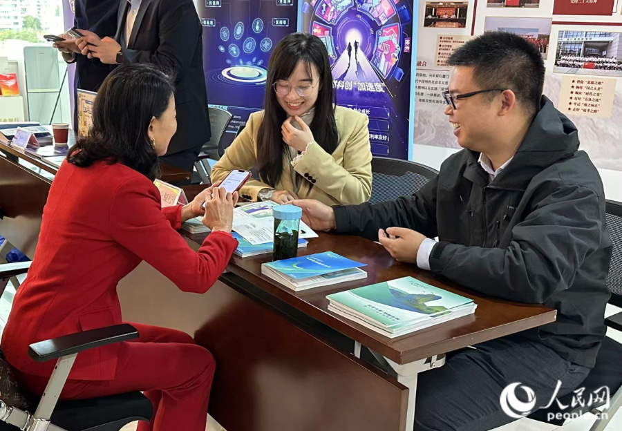 企業(yè)與金融機構進行交流。人民網記者 張萌攝
