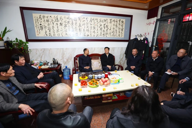 余紅勝和居民代表拉家常、話發(fā)展