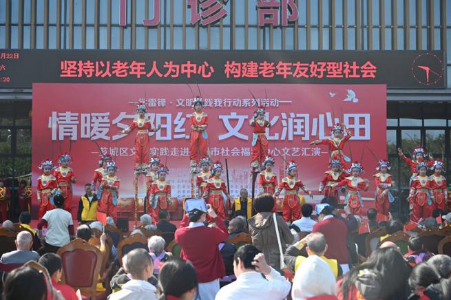 少兒高蹺表演。陳佳琦攝