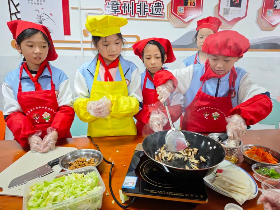 孩子們制作閩臺(tái)美食。龍文區(qū)融媒體中心供圖