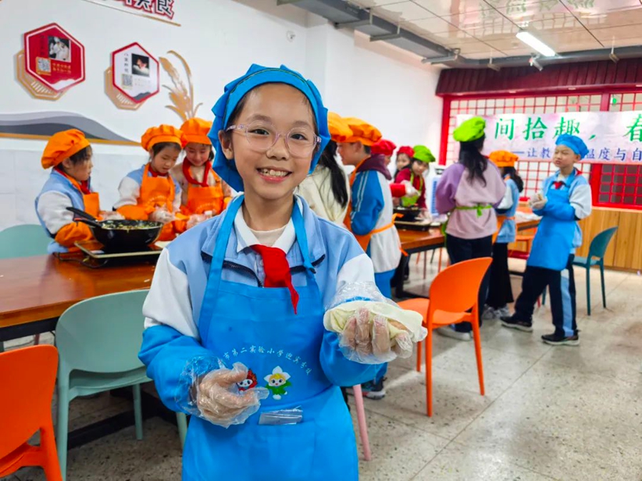 孩子們展示自己制作的閩臺(tái)美食。龍文區(qū)融媒體中心供圖