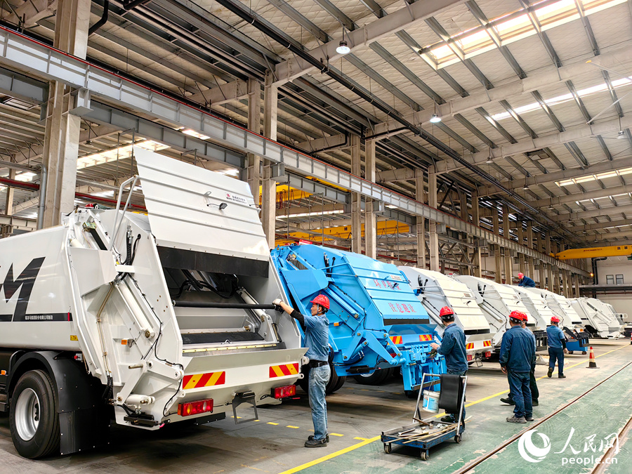 在廣龍合作產(chǎn)業(yè)園內(nèi)的福龍馬集團(tuán)車間，工人忙著趕制一批環(huán)衛(wèi)車。人民網(wǎng) 蘇海森攝