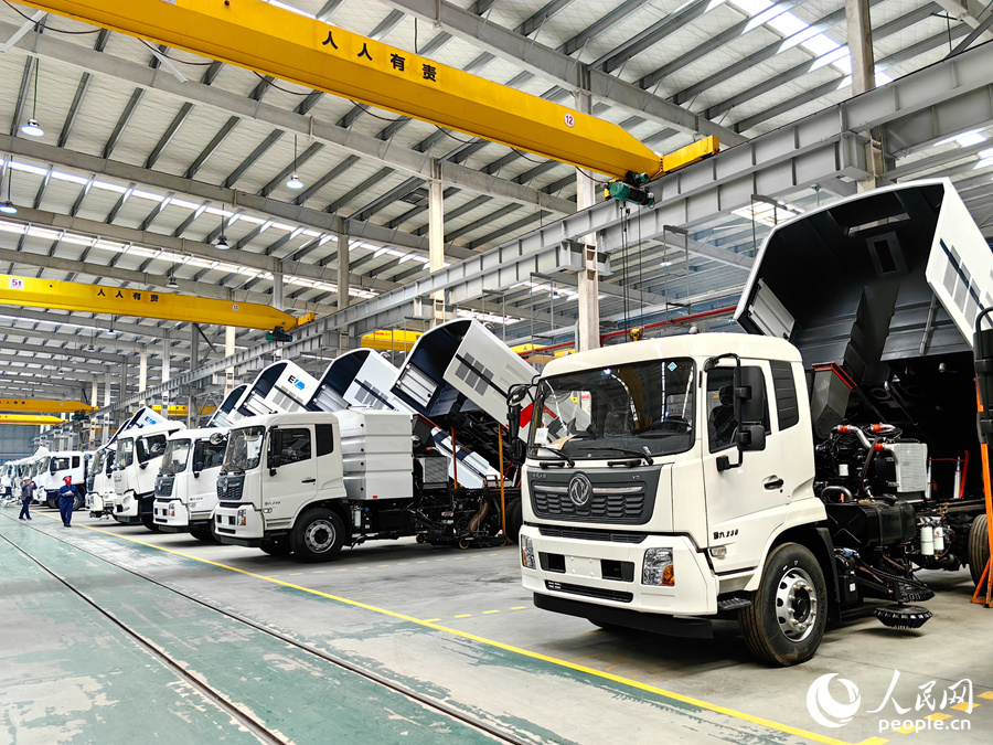 一批待交付的環(huán)衛(wèi)車整齊排列。人民網(wǎng) 蘇海森攝
