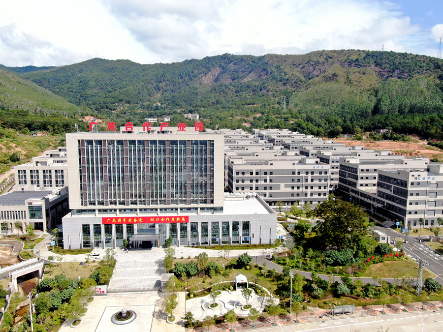 在廣龍合作產(chǎn)業(yè)園內(nèi)，一棟棟標(biāo)準(zhǔn)化廠房拔地而起。廖玉婷攝