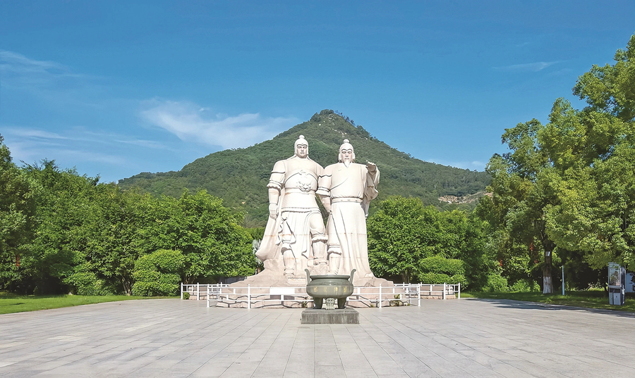 位于漳州市云霄縣的陳元光、陳政雕像。李金文攝